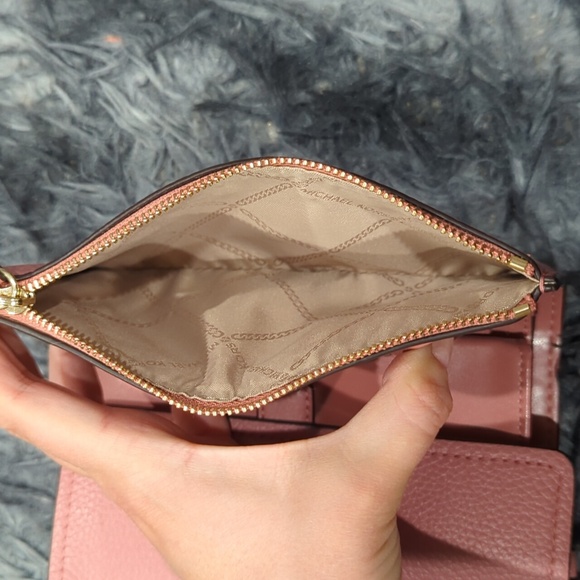 Michael Kors Wallet - Picture 4 of 9